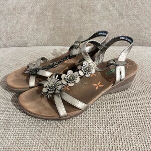 BareTraps Memory Foam Metallic Floral Wedge Sandals Women’s Size 8.5 8 1/2